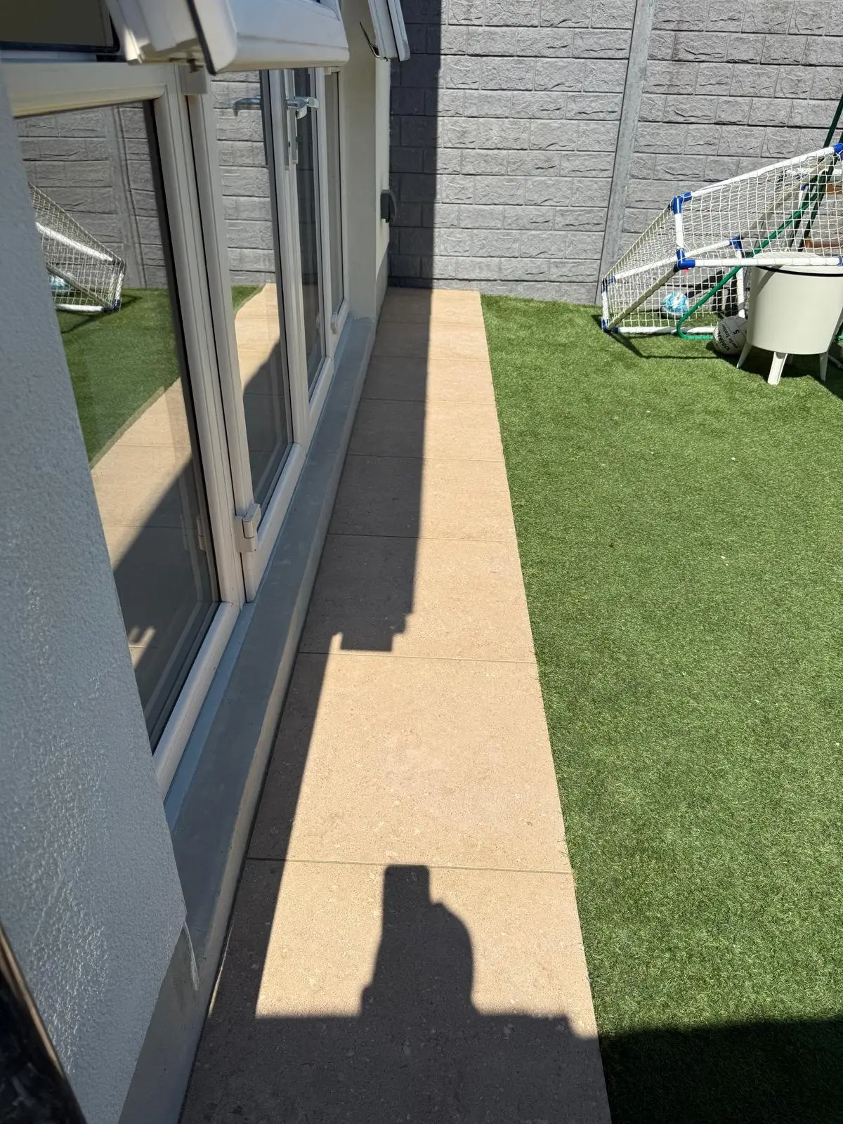 Porcelain path along the new extension