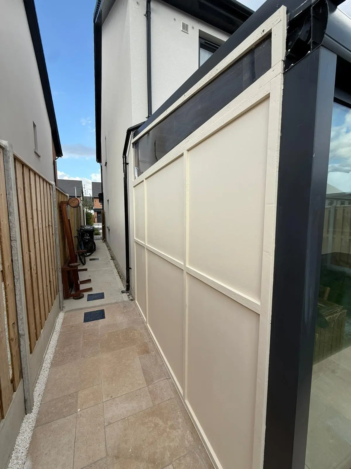 The panelled side wall from the side passage