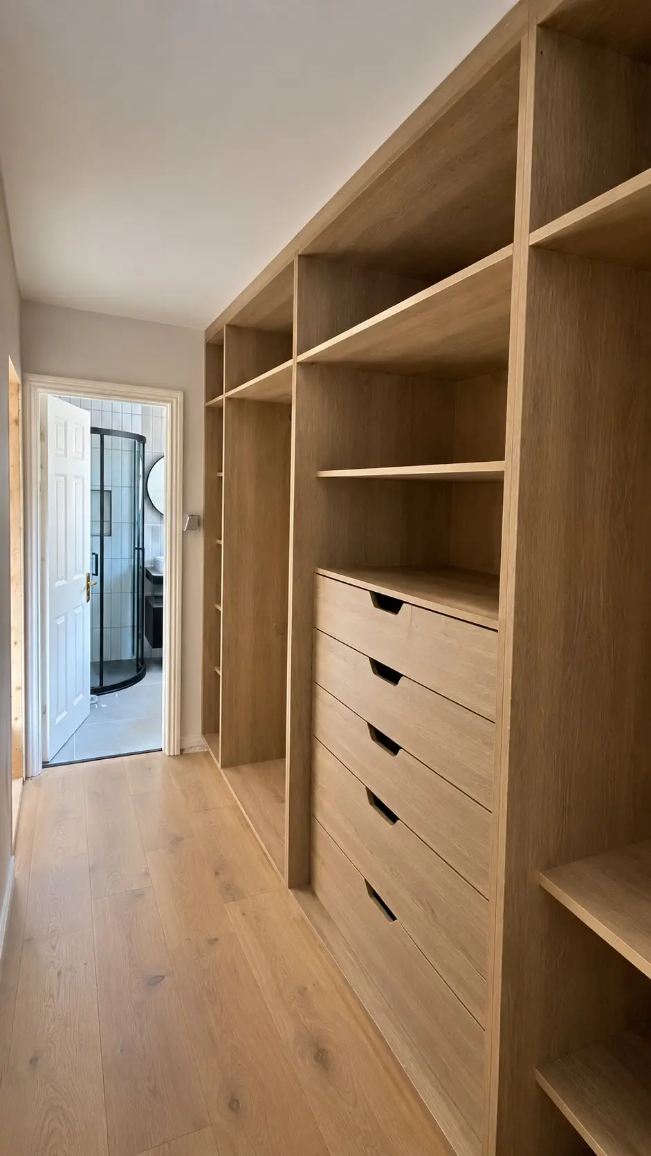 Walk-in wardrobe in oak with drawers and shelving, Swords