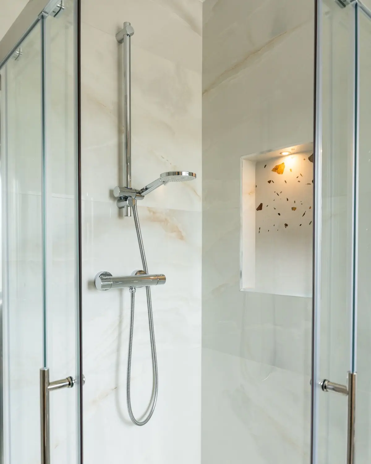 Shower with recessed niche