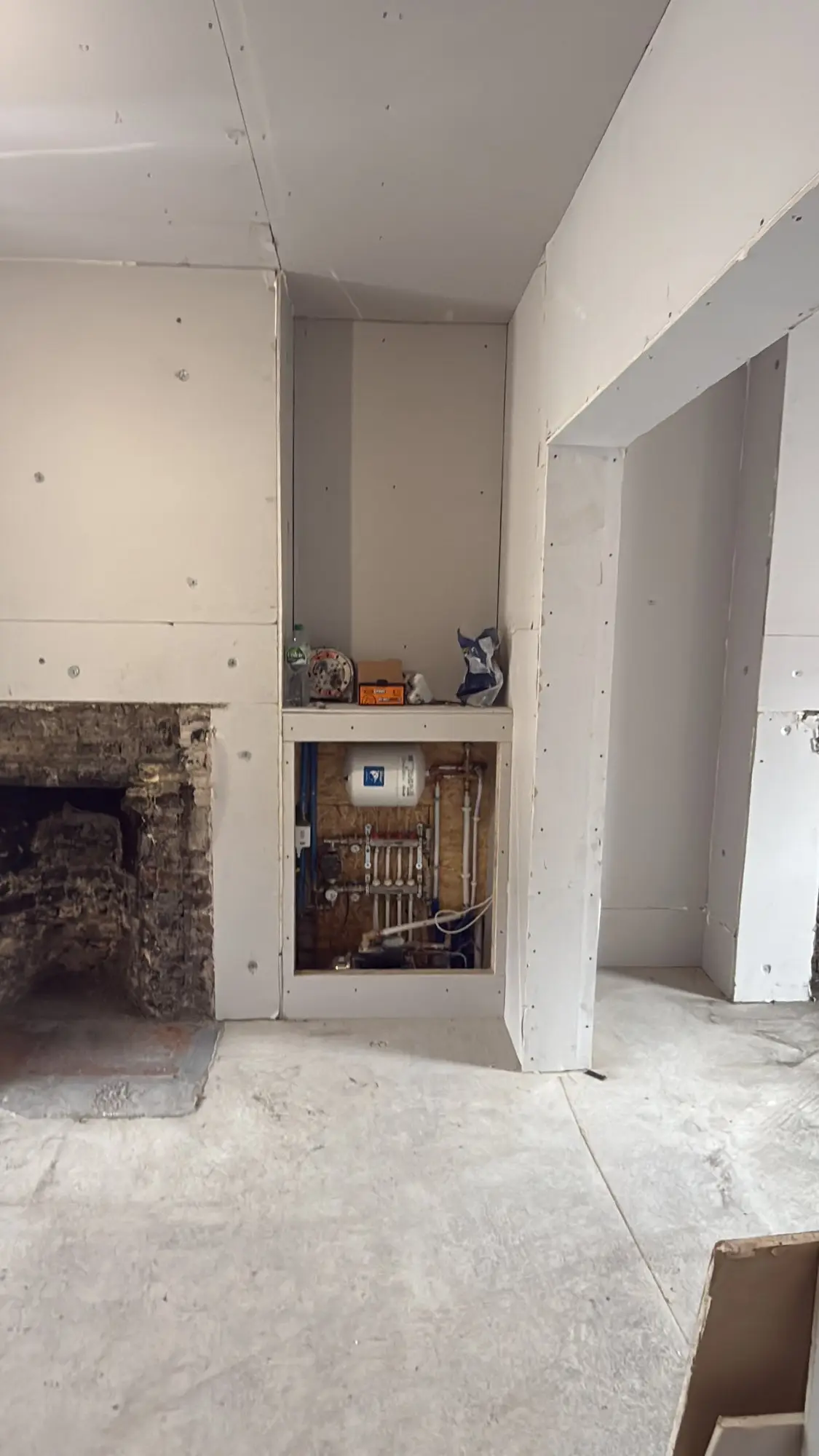 Alcoves formed either side of the chimney breast