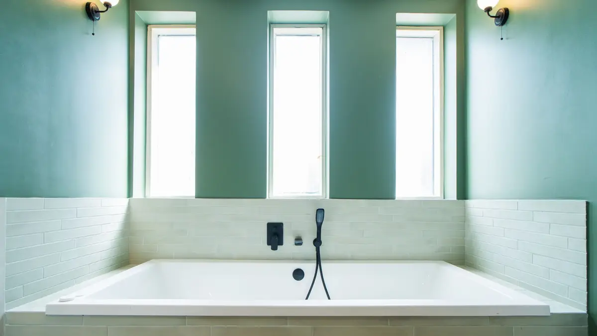 Bath under triple windows