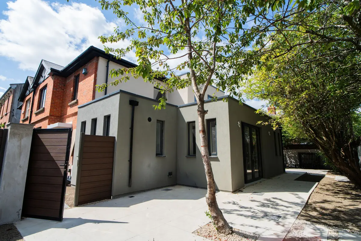 Extension and side entrance with timber screen