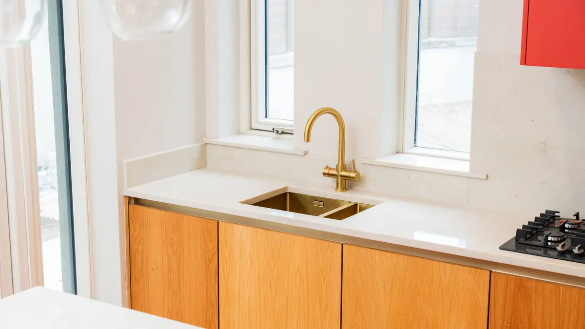 Sink run under the windows