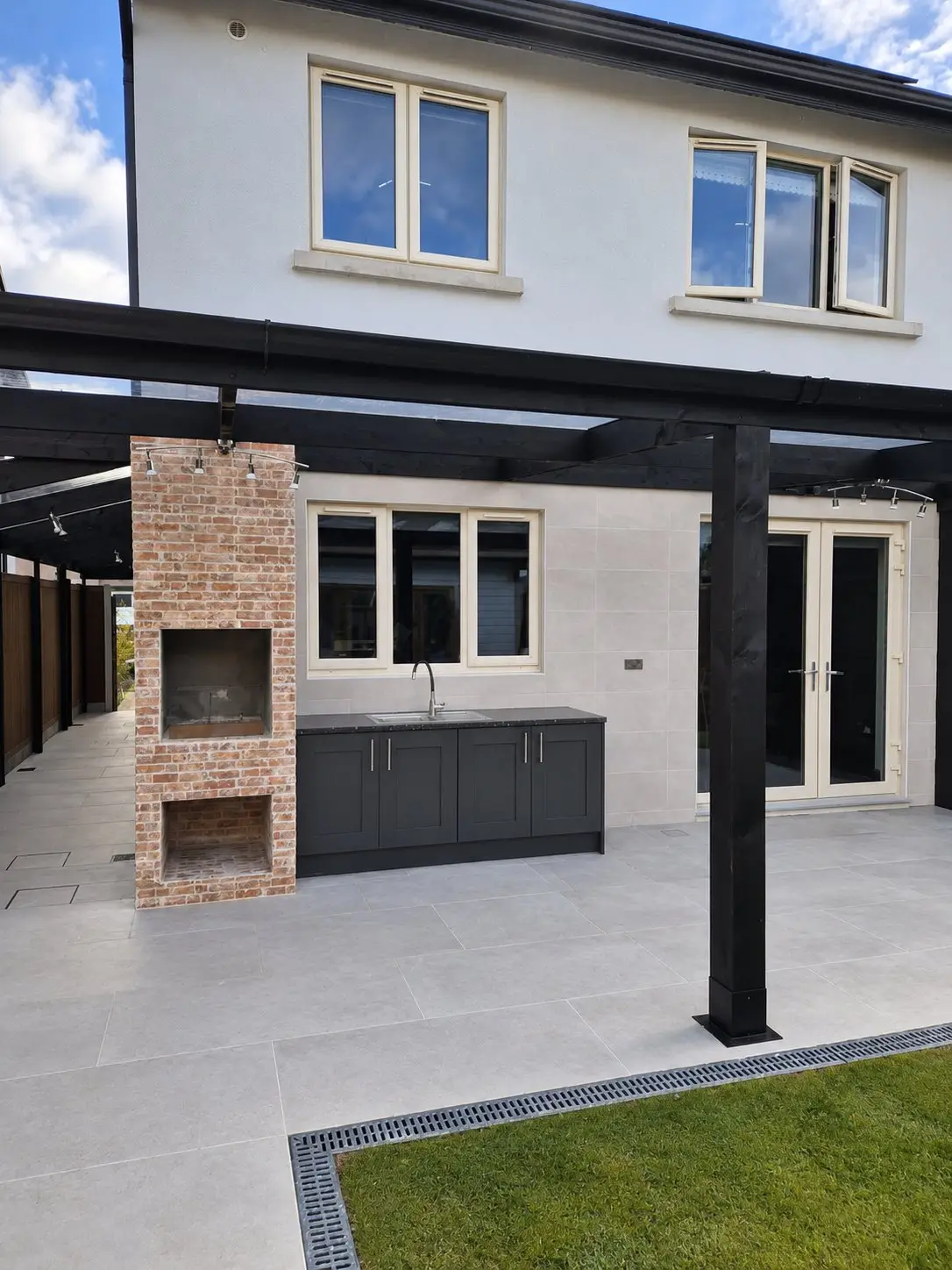 Garden rebuild with veranda, fireplace, outdoor kitchen and porcelain, Tullamore